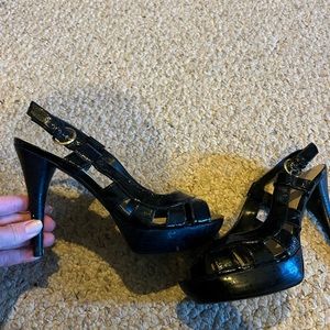 Guess heeled cutout pumps